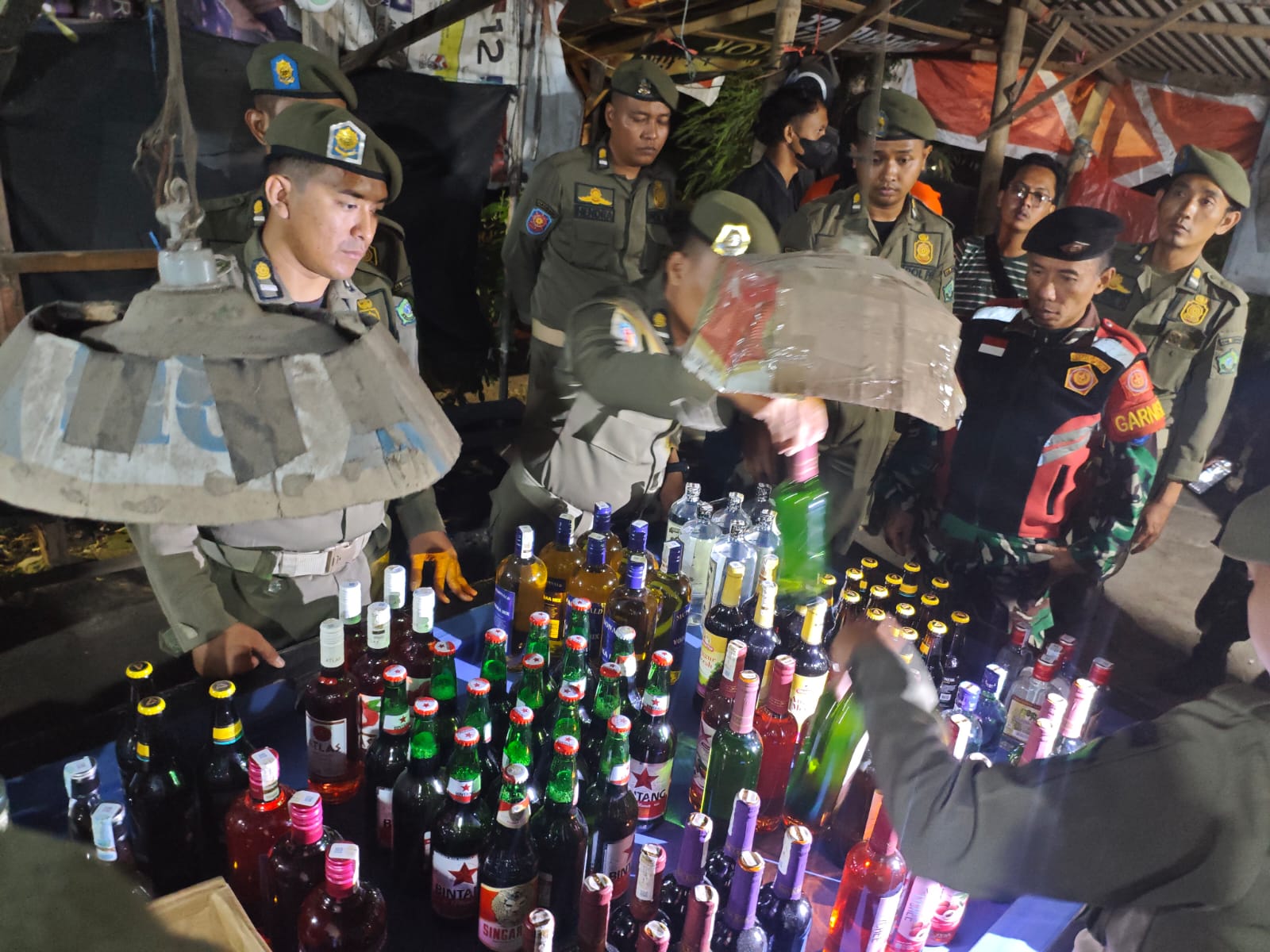 Satpol PP Razia Pekat Sasar Dua Desa, 167 Botol Miras Diamankan