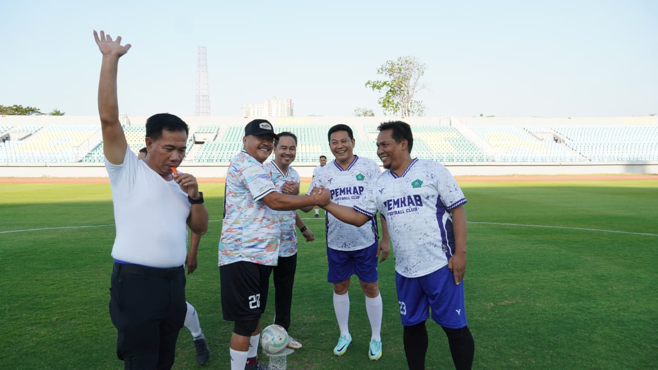 Di Sidoarjo, Pemkab dan DPRD Main Bola Bareng; Komunikasi Lancar, Sama-Sama Gembira